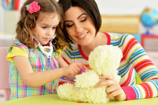 Schattig Klein Meisje Spelen Verpleegster Inspecteren Teddy Beer Met Stethoscoop — Stockfoto