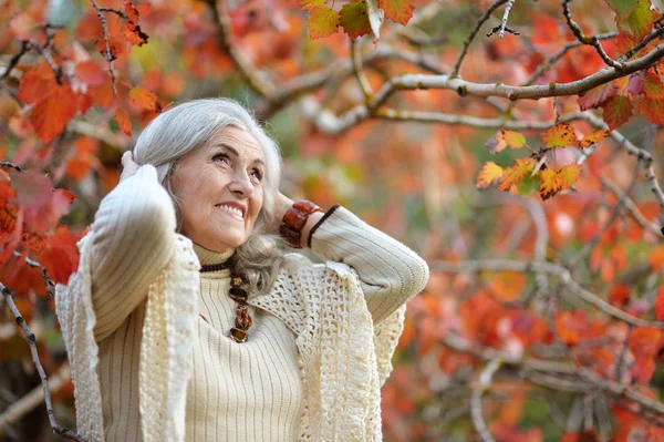 Heureuse Femme Âgée Dans Parc Automne — Photo