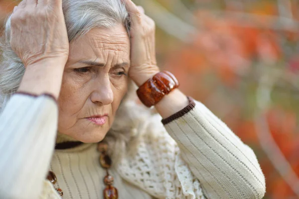 Sorgliga Senior Kvinna Höst Park — Stockfoto