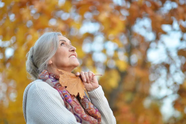 Красивая Пожилая Женщина Осеннем Парке — стоковое фото