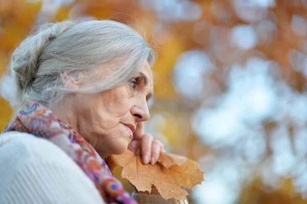 Triste Donna Anziana Autunno Parco — Foto Stock