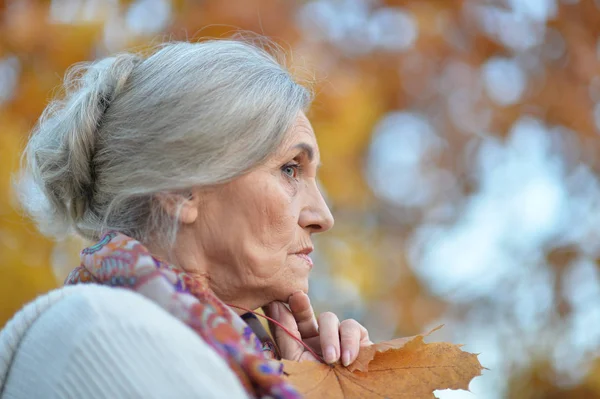 Грустная Пожилая Женщина Осеннем Парке — стоковое фото