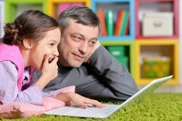 Father Little Daughter Using Laptop — Stock Photo, Image