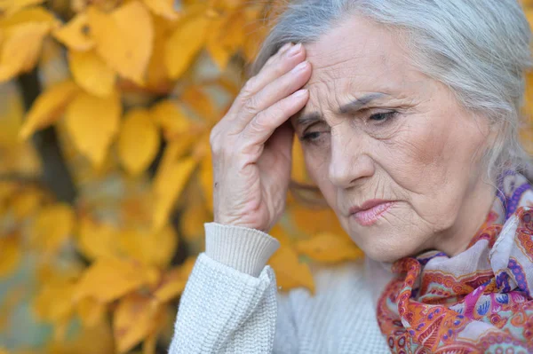 Triste Mujer Mayor Con Dolor Cabeza Parque Otoño — Foto de Stock