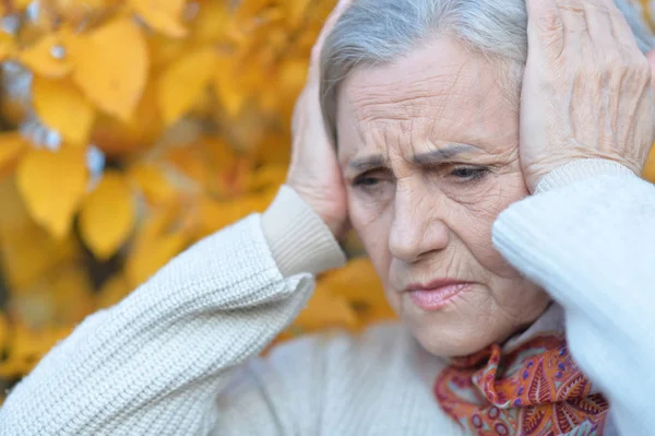 Sorgliga Senior Kvinna Med Huvudvärk Höst Park — Stockfoto