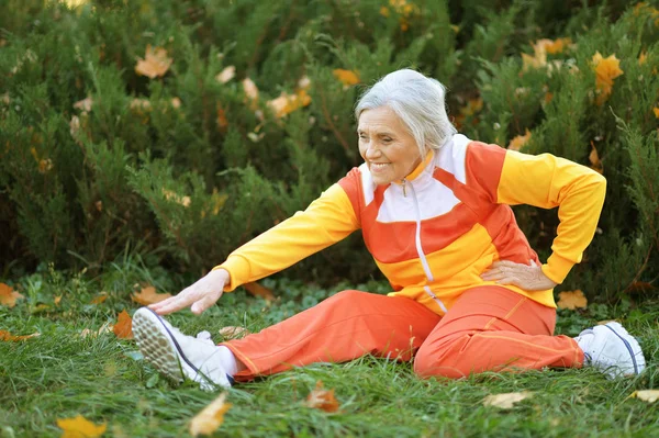 Feliz Ajuste Mujer Mayor Ejercicio Parque Otoño — Foto de Stock