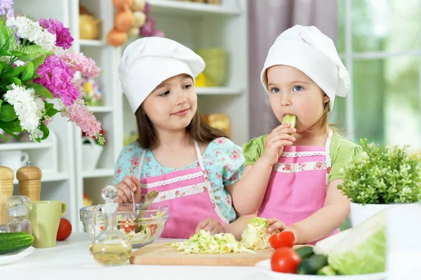 Милі Дівчата Готують Смачний Свіжий Салат Кухні — стокове фото