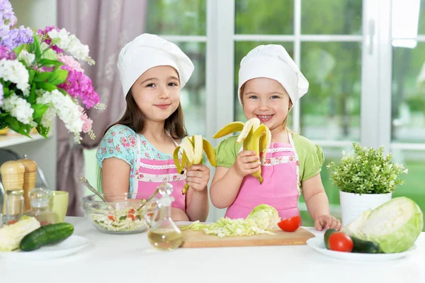 Filles Mignonnes Manger Des Bananes Dans Cuisine — Photo