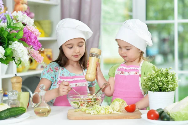 Słodkie Dziewczyny Przygotowanie Pyszne Świeże Sałatki Kuchni — Zdjęcie stockowe