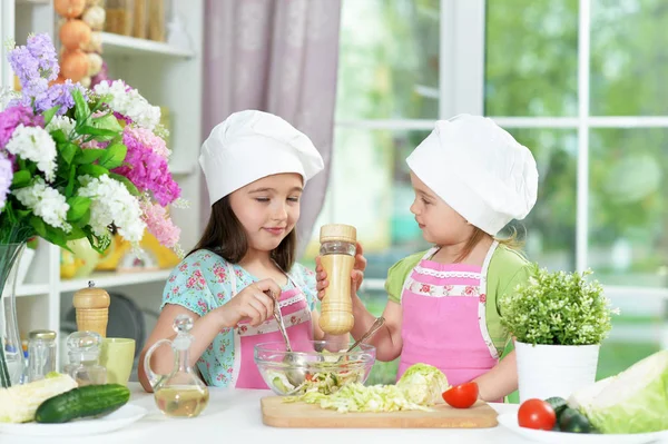 Filles Mignonnes Préparer Une Délicieuse Salade Fraîche Dans Cuisine — Photo