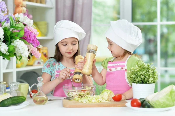 Nette Mädchen Bereiten Köstlichen Frischen Salat Der Küche — Stockfoto