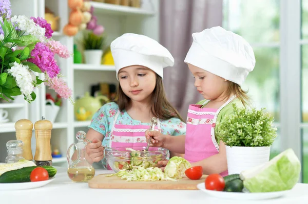 Nette Mädchen Bereiten Köstlichen Frischen Salat Der Küche — Stockfoto