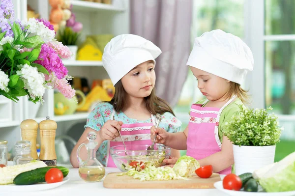Милые Девушки Готовят Вкусный Свежий Салат Кухне — стоковое фото