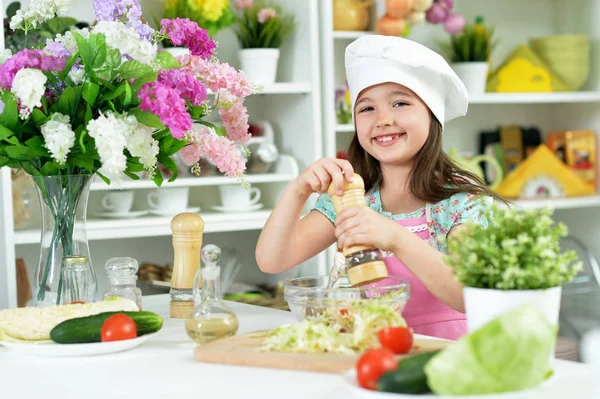 Schattig Meisje Bereiden Heerlijke Verse Salade Keuken — Stockfoto