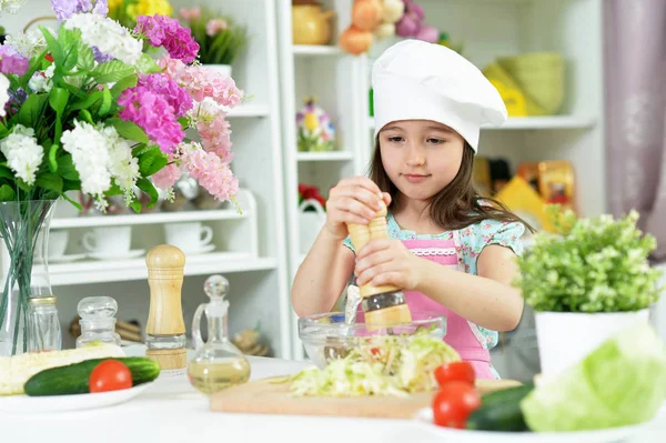 Söt Flicka Förbereder Läcker Färsk Sallad Köket — Stockfoto