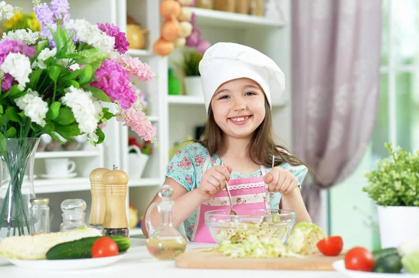 Jolie Fille Préparant Une Délicieuse Salade Fraîche Dans Cuisine — Photo