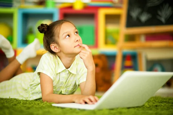 Menina Bonito Usando Laptop Casa — Fotografia de Stock