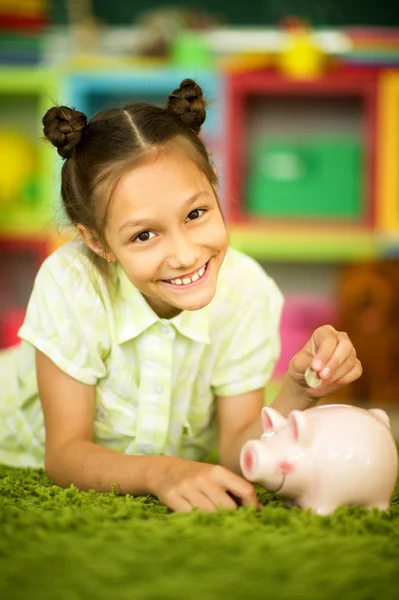 Nettes Kleines Mädchen Mit Einem Sparschwein Hause — Stockfoto