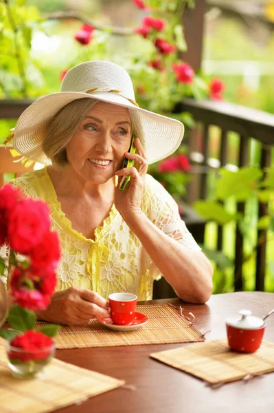 Retrato Una Anciana Feliz Bebiendo Café Hablando Por Teléfono — Foto de Stock