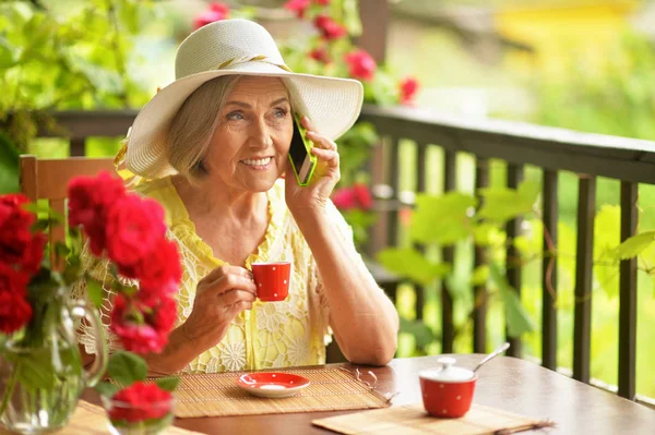 Portrét Šťastné Staré Ženy Popíjení Kávy Mluvení Telefonu — Stock fotografie