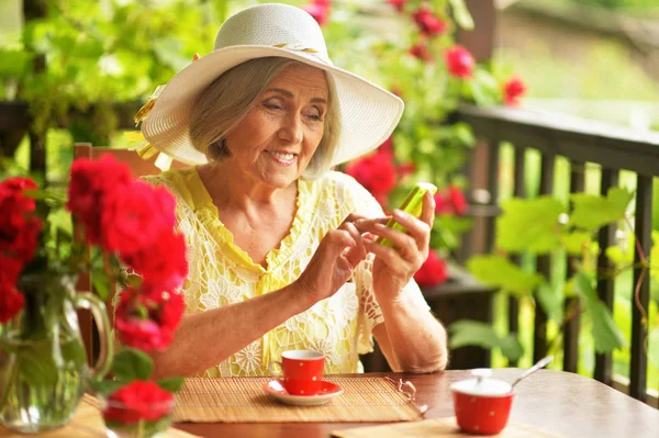 Портрет Счастливой Пожилой Женщины Пьющей Кофе Разговаривающей Телефону — стоковое фото