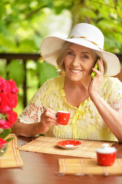 Retrato Una Anciana Feliz Bebiendo Café Hablando Por Teléfono — Foto de Stock