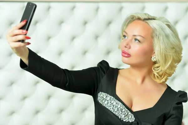 Selfie Çeken Güzel Bir Kadının Portresi — Stok fotoğraf