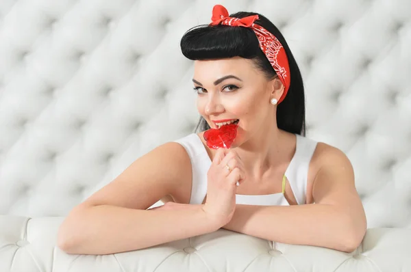 Retrato Mujer Joven Con Caramelos Forma Corazón —  Fotos de Stock