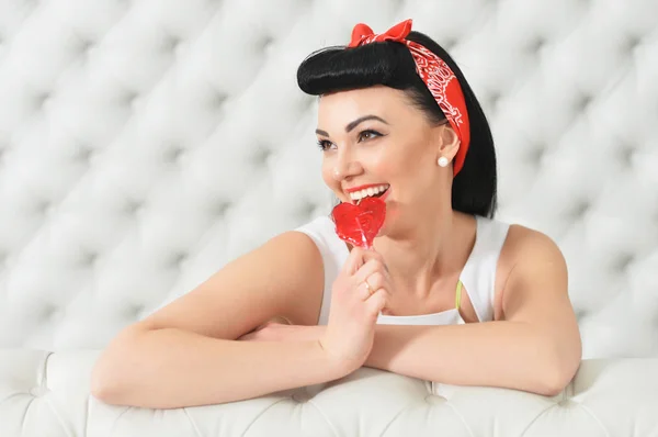 Retrato Mujer Joven Con Caramelos Forma Corazón —  Fotos de Stock