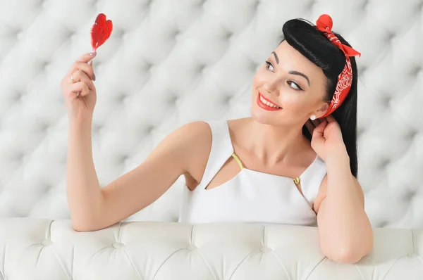 Retrato Mulher Jovem Com Doces Forma Coração — Fotografia de Stock