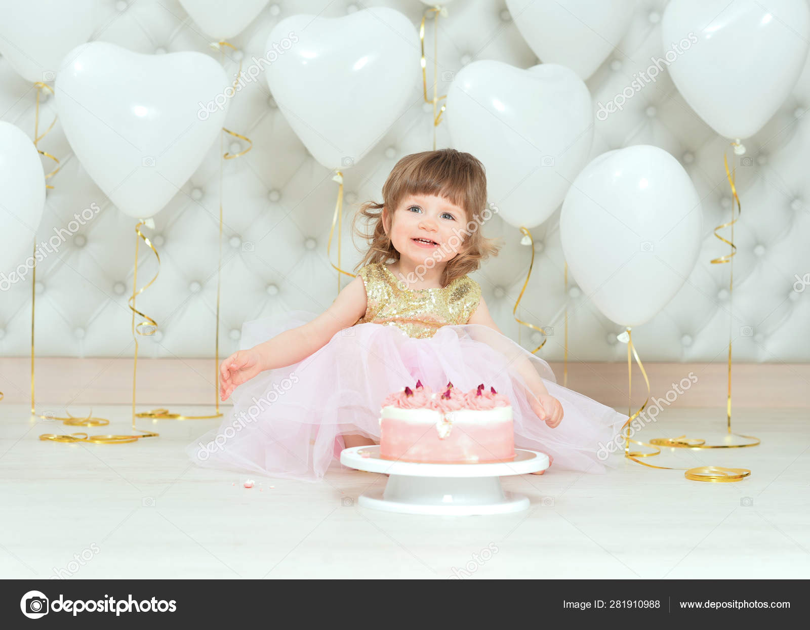 Bebe Fille Avec Gateau Sur Son Anniversaire Image Libre De Droit Par Aletia C