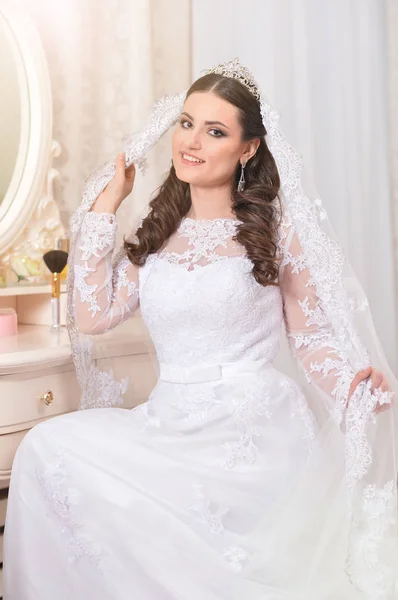 Porträt Der Jungen Schönen Braut Weißen Kleid Posiert — Stockfoto
