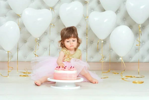 Niedliches Baby Mädchen Mit Geburtstagstorte — Stockfoto