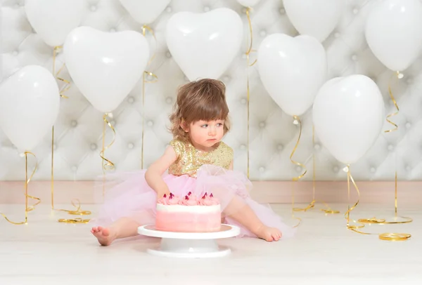 Bébé Fille Mignonne Avec Gâteau Anniversaire — Photo