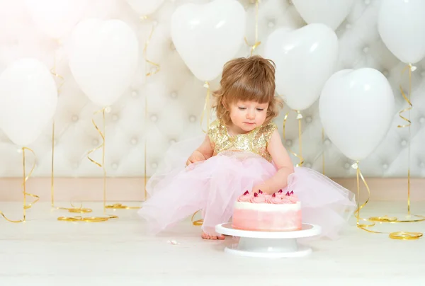 可爱的女婴与生日蛋糕 — 图库照片