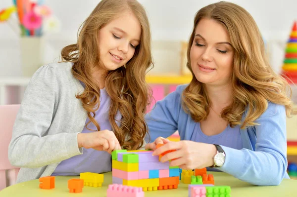 Schattig Klein Meisje Haar Moeder Kleurrijke Kunststof Blokken Samenspelen Haar — Stockfoto