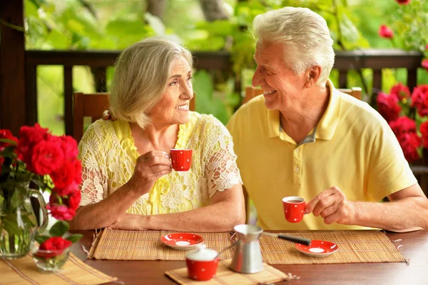 Feliz Pareja Ancianos Bebiendo Café Casa —  Fotos de Stock