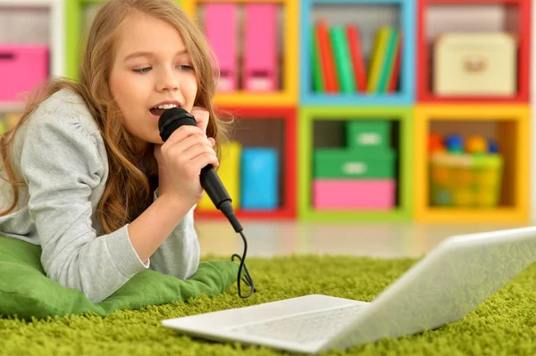 Bedårande Liten Flicka Sjunga Karaoke Med Modern Laptop — Stockfoto