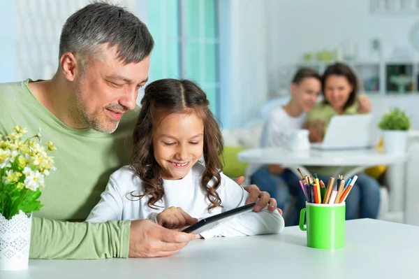 Vader Met Kleine Dochter Met Behulp Van Tablet — Stockfoto