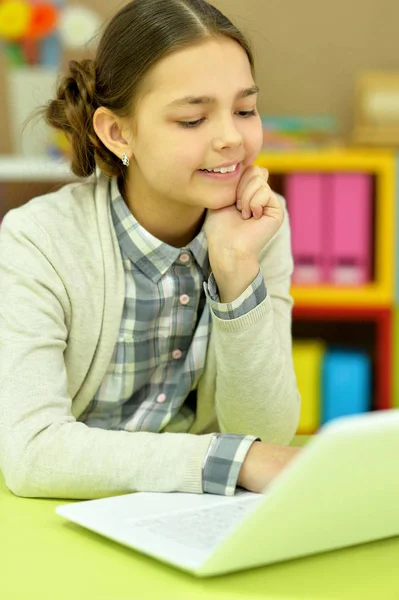 Portret Van Geconcentreerd Klein Meisje Met Laptop Studeren — Stockfoto