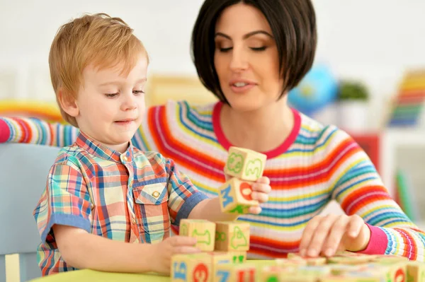 Mujer Niño Jugando Con Cubos — Foto de Stock