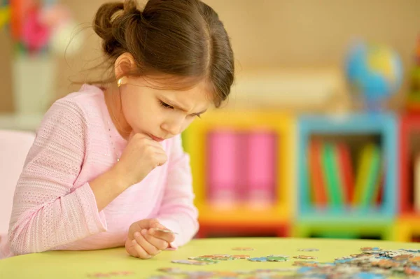 Carino Bambina Raccogliendo Pezzi Puzzle — Foto Stock