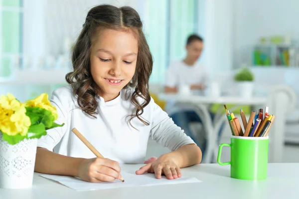 Carino Sorridente Ragazza Disegno Casa — Foto Stock