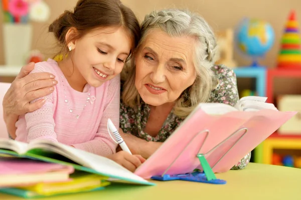 Nonna Con Carina Bambina Facendo Compiti Insieme — Foto Stock
