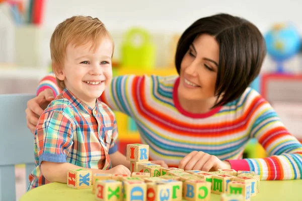 Mulher Menino Brincando Com Cubos — Fotografia de Stock