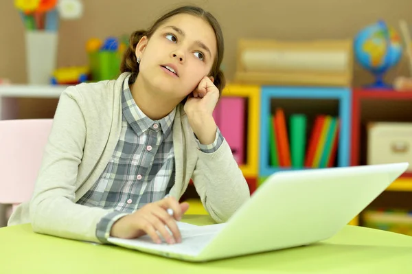 Porträt Eines Konzentrierten Kleinen Mädchens Mit Laptop Beim Lernen — Stockfoto