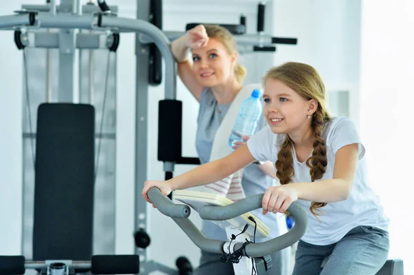 Spor Salonunda Sportif Genç Kadın Kız Eğitimi — Stok fotoğraf