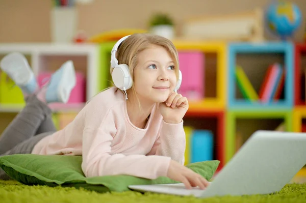 Menina Bonito Emocional Usando Laptop Enquanto Deitado Chão Com Tapete — Fotografia de Stock