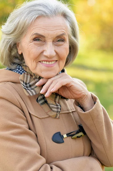 Счастливая Пожилая Женщина Улыбается Осеннем Парке — стоковое фото