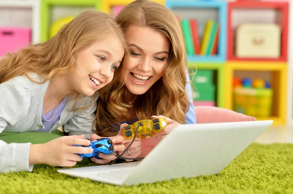 Mãe Filha Usando Laptop Juntos Jogando Jogo — Fotografia de Stock